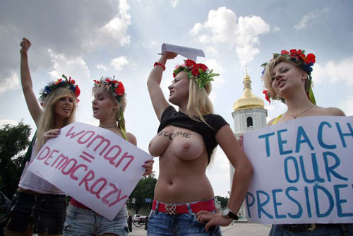 femen_demo_crazy